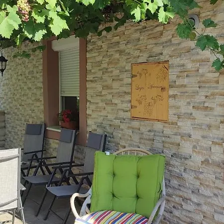 Lugas アパート タポルツァ